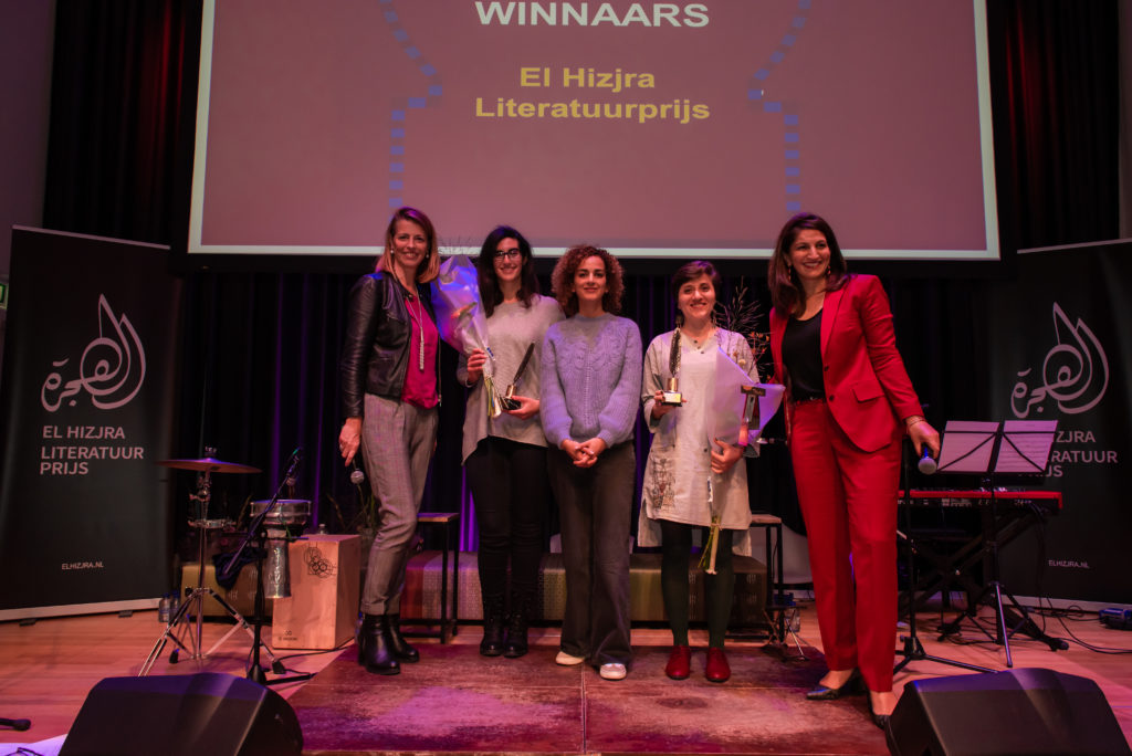 Winnaars 27e El Hizjra Literatuurprijs: vlnr juryvoorzitter Petra Stienen, winnares Proza Morraya Benhammou, schrijfster Leïla Slimani, winnares Poëzie Sholeh Rezazadeh en presentator Naeeda Aurangzeb © Shayed Habiboellah
